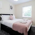 3Br House With Parking Near Iron Pier Thames River