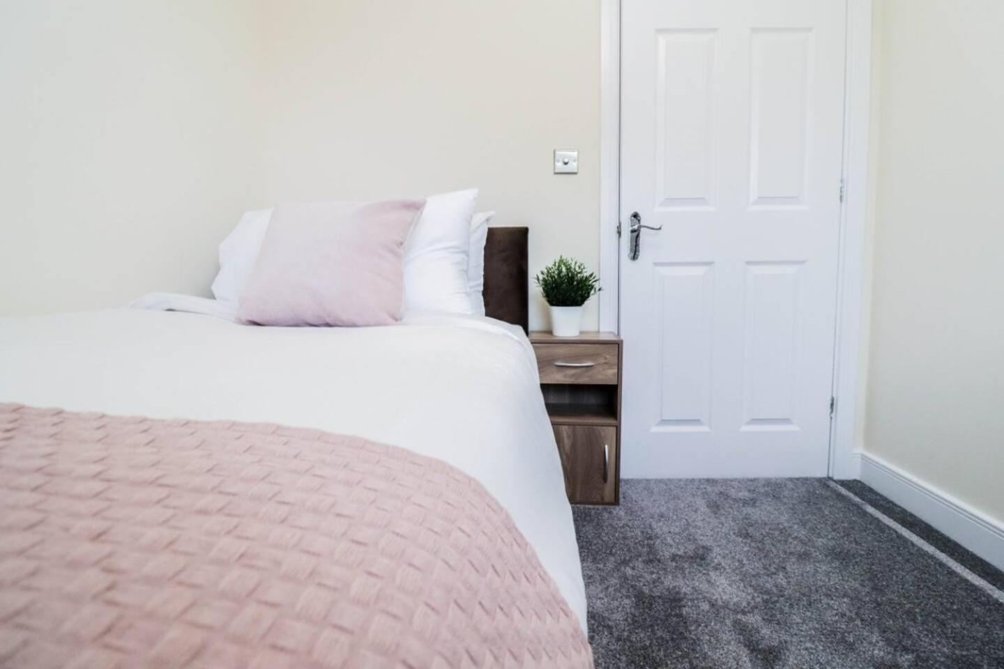 Holiday home 3br House With Parking Near Iron Pier Thames River *
