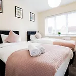 3Br House With Parking Near Iron Pier Thames River