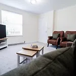 3Br House With Parking Near Iron Pier Thames River