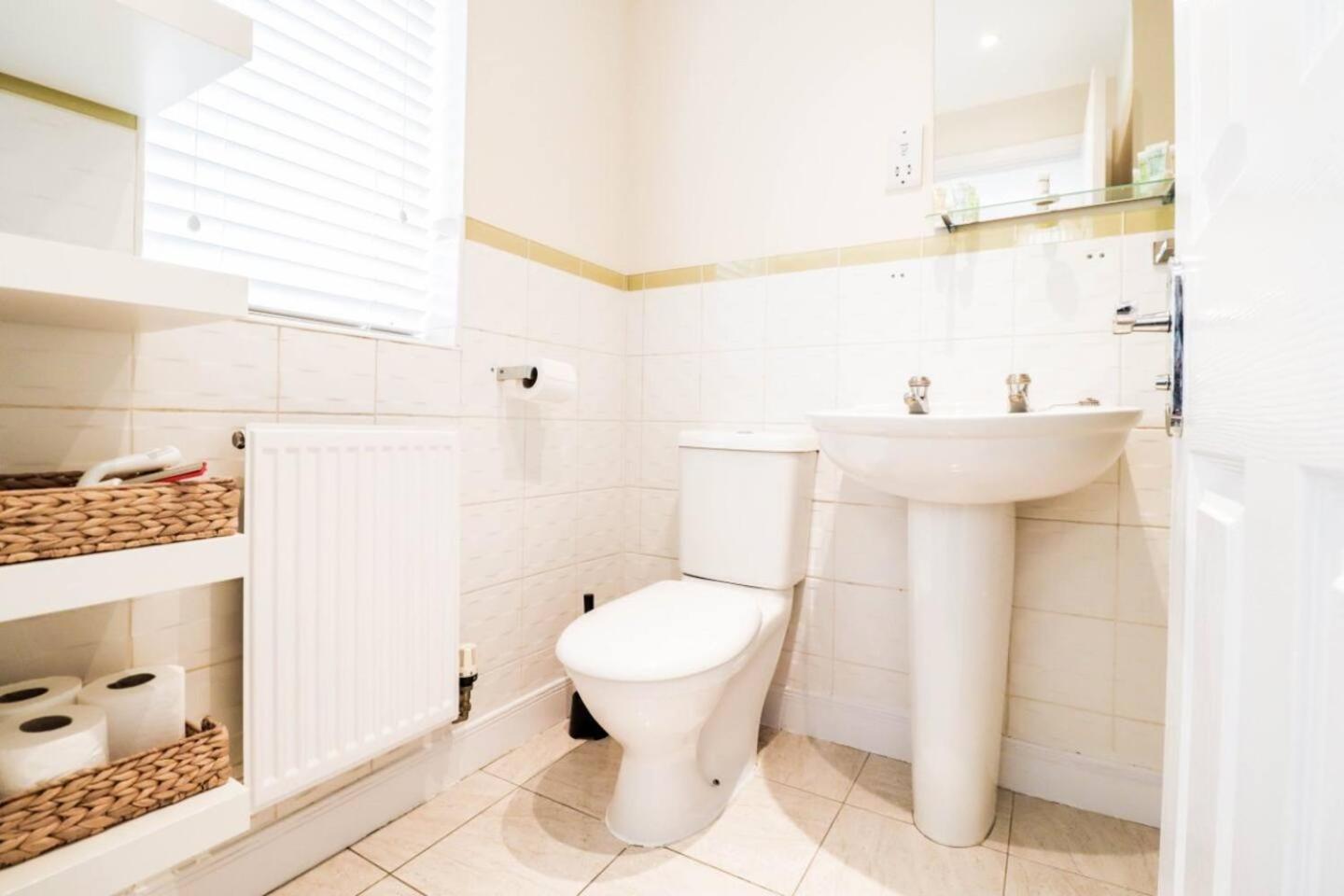 3br House With Parking Near Iron Pier Thames River