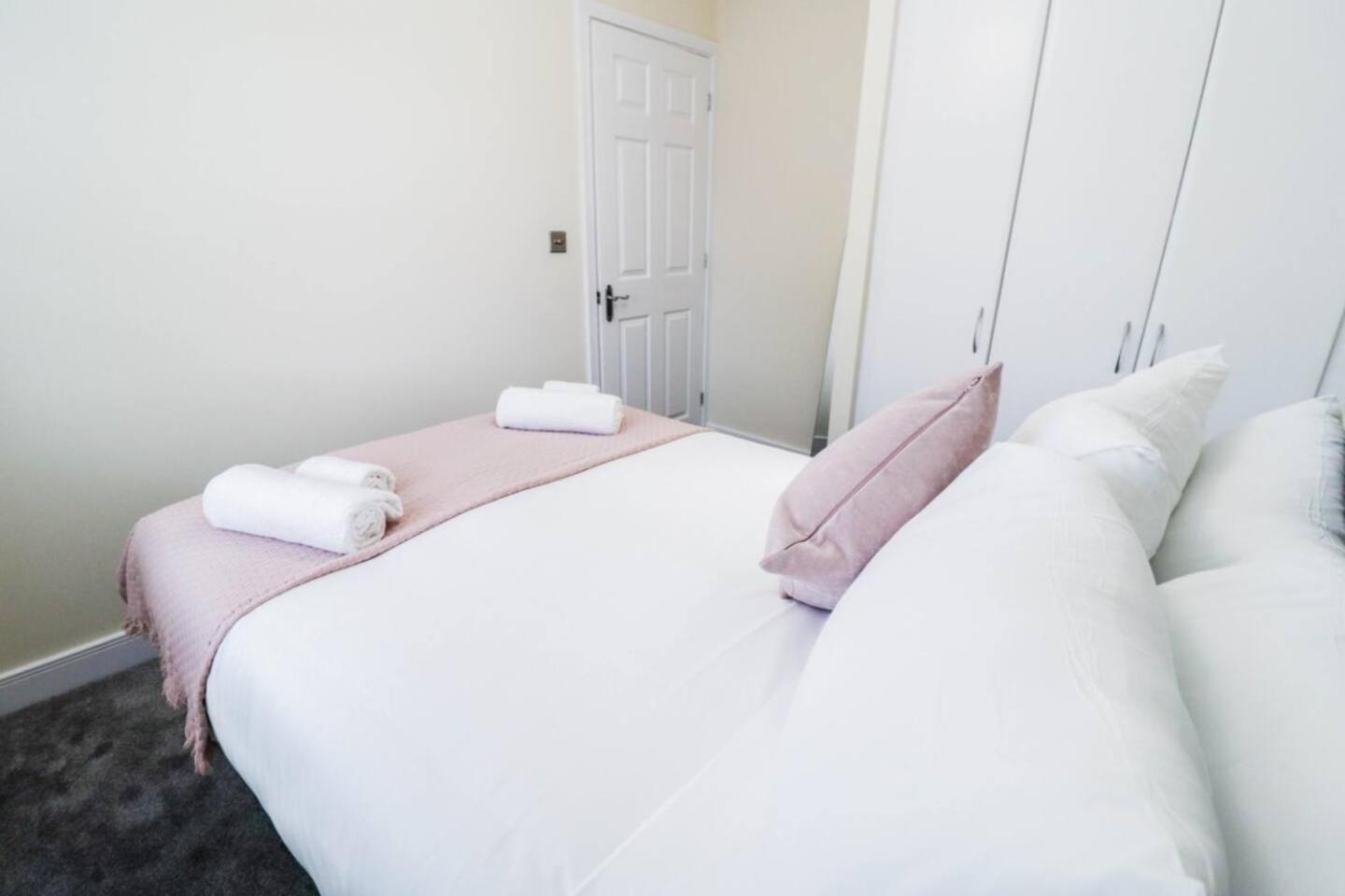 3br House With Parking Near Iron Pier Thames River